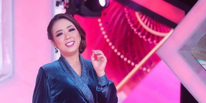 Gaya Kocak Soimah Tiduran di Eskalator Bikin Terpingkal