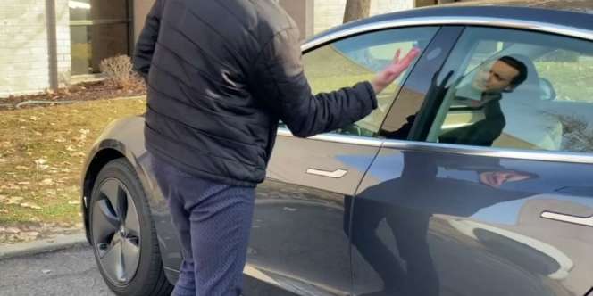 Demi Praktis, Pria Ini Tanam Kunci Mobil Tesla di Tangan