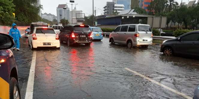 Tol Dalam Kota Kebanjiran, Lalu Lintas Dialihkan