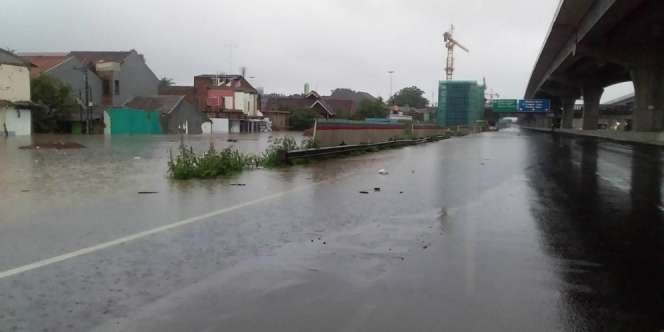 Tol Jakarta-Cikampek Banjir, Sebagian Lajur Tak Bisa Dilewati