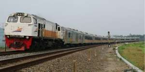 Perjalanan Kereta Jarak Jauh dan KRL Terganggu Banjir