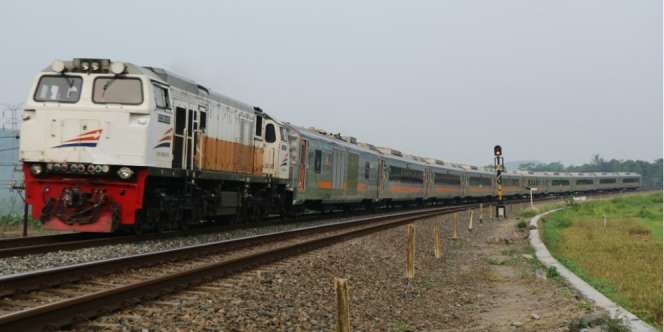 Perjalanan Kereta Jarak Jauh dan KRL Terganggu Banjir