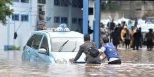 Armada Taksi di Pool Blue Bird Kramatjati Terendam Banjir