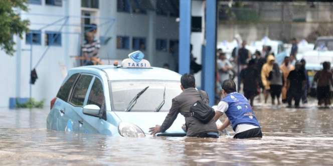 Armada Taksi di Pool Blue Bird Kramatjati Terendam Banjir
