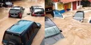 Ngeri, Video Detik-detik 3 Mobil Hanyut Terseret Banjir di Ciledug Indah