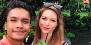 Rumah Kebanjiran Parah, Randy Pangalila dan Istri 'Ngungsi' di Atas Genteng