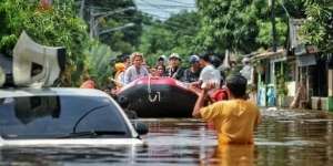Salut! Seleb-seleb Ini Terjun Langsung Bantu Korban Banjir 