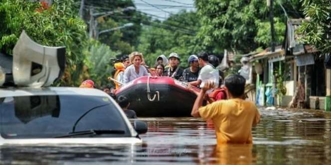 Salut! Seleb-seleb Ini Terjun Langsung Bantu Korban Banjir 