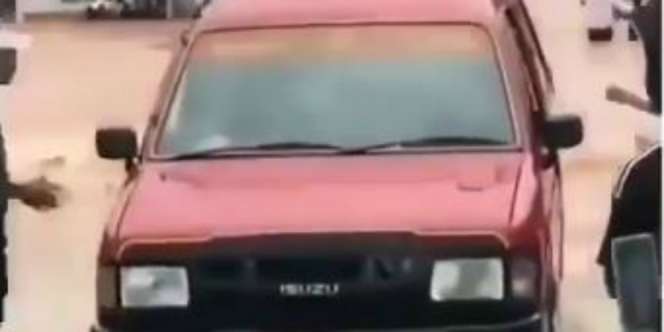 Kelelep Separuh Body, Ini Video Deretan Mobil `Penakluk` Banjir Jabodetabek