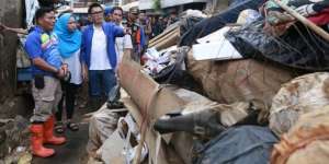 7 Potret Gaya Eko Patrio Kunjungi Korban Banjir di Bidara Cina