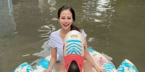 Mengenal Gadis Cantik yang Viral Saat Banjir