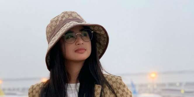 Heboh Dewi Perssik Pakai Hotpants Saat Liburan di Bali