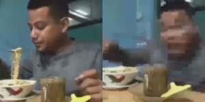Detik-Detik Seorang Pria 'Tersambar Gledek' Saat Makan Mi, Lihat Reaksinya