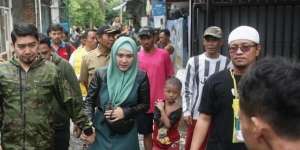Terjang Banjir, Ustaz Solmed dan Istri Salurkan Bantuan ke Korban Banjir Jakarta