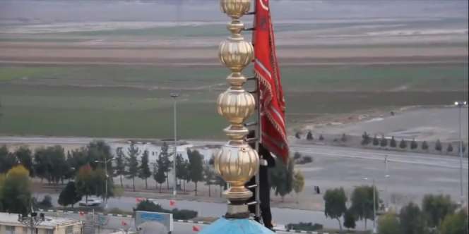 Iran Kibarkan Bendera Merah Darah di Atas Masjid, Siap Perang Lawan AS