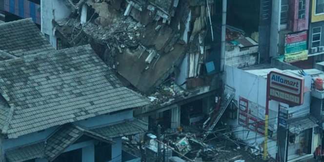 Ruko di Slipi Ambruk, Diduga Ada Korban Terjebak