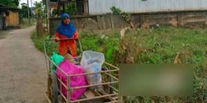 Rohimah Tak Malu Jadi Pemulung, 2 Anak Kuliah, 1 SMA Favorit