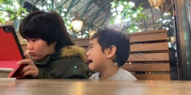 Waduh, Galaknya Nagita Larang Rafathar Main iPad