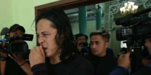 Tangis Mayk Wongkar Pecah Saat Jenazah Ria Irawan Tiba di Rumah