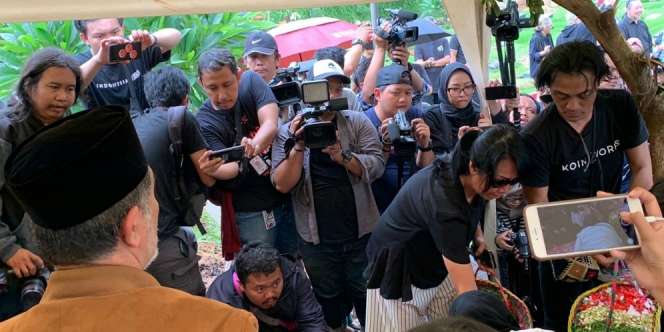 Terisak di Pusara Ria Irawan