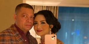 Dirangkul Mesra Raul Lemos, Tas Rp1 M Krisdayanti Bikin Salfok