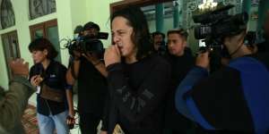 Usai Sholatkan Jenazah Ria Irawan, Tangis Suami Pecah