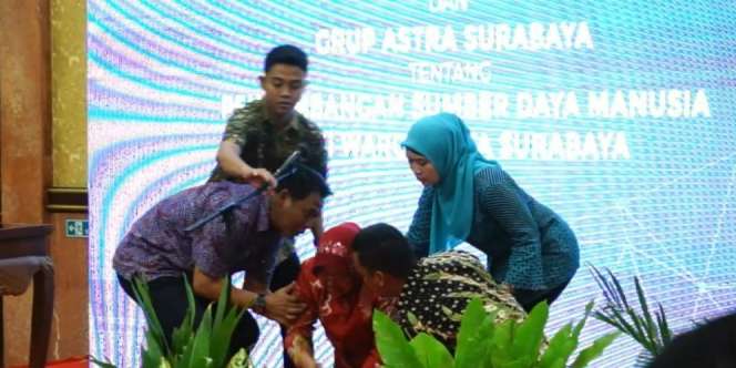 Walikota Risma Sujud Syukur di Panggung, 300 Anak Putus Sekolah Magang di Astra
