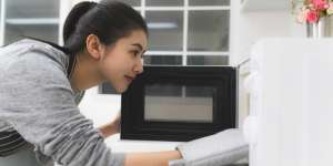 Hindari 4 Kesalahan Saat Masak Pakai Microwave