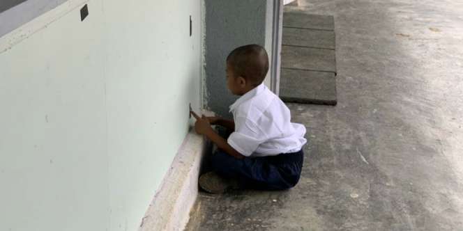 Aksi Lucu Bocah Rindu Orang Tua di Hari Pertama Sekolah