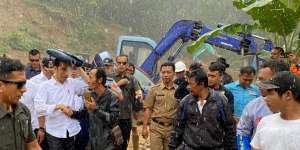 Pakai Tas Tutupi Kepala dari Hujan, Jokowi Mendadak Tinjau Banjir Sukajaya
