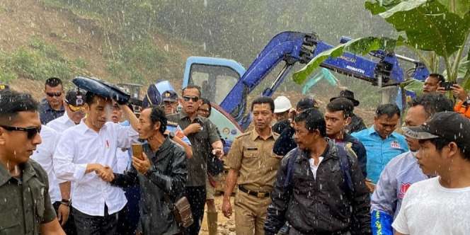 Pakai Tas Tutupi Kepala dari Hujan, Jokowi Mendadak Tinjau Banjir Sukajaya