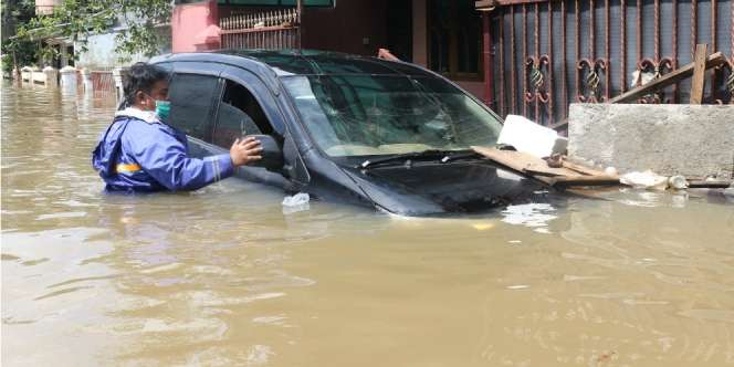 Mobil Terendam Banjir, Mohon Jangan Pernah Lakukan Ini!