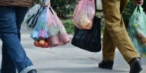 Pemprov DKI Akan Denda Pengelola Swalayan yang Sediakan Kantong Plastik