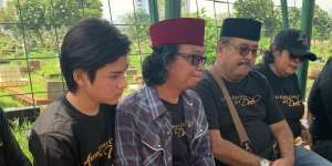 Ziarah, Rano Karno Kenang Pesan Almarhum Benyamin Sueb
