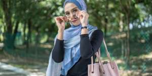 4 Warna Tas yang Mudah di Mix and Match