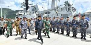 Naik Kapal Perang di Natuna, Jokowi: Apa Ada Kapal Asing Masuk Indonesia?