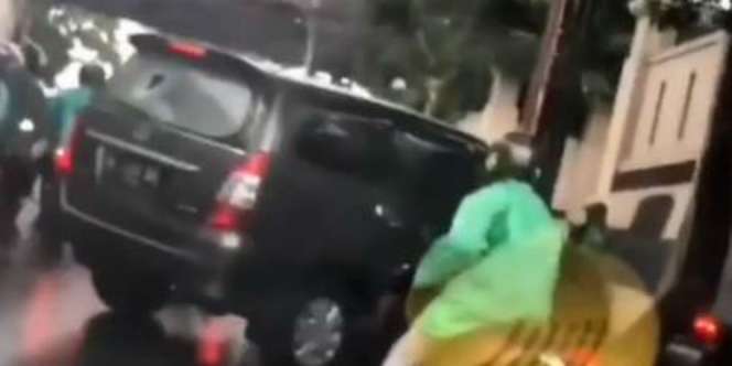 Viral Mobil Dirusak Massa di Kemang, Ini Kronologinya