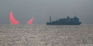 Geger Penampakan `Matahari Iblis` di Atas Laut