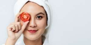 5 Cara Atasi Kantung Mata Secara Alami dengan Tomat