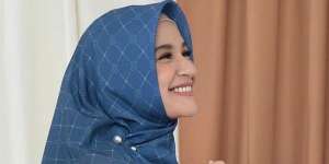 Lebih Stylish dengan Tren Tuspin Mutiara ala Seleb Berhijab