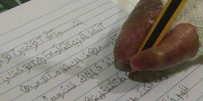 Meski Tangan Tak Sempurna, Tulisan Arab Bocah Ini Bikin Kagum