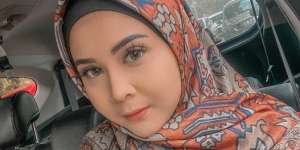 Gaya Hijab Kesha Ratuliu, Modis Pakai Sandal Rp14 Juta