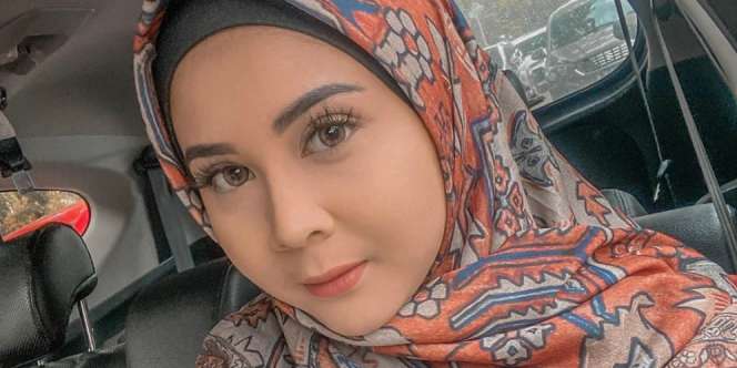 Gaya Hijab Kesha Ratuliu, Modis Pakai Sandal Rp14 Juta