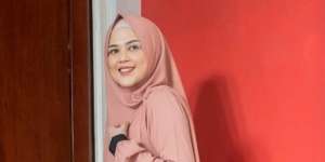 Pesona Cut Meyriska Pakai French Khimar, Anggun Banget!