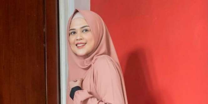 Pesona Cut Meyriska Pakai French Khimar, Anggun Banget!