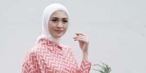 Pesona Donita dengan Riasan Makeup Natural