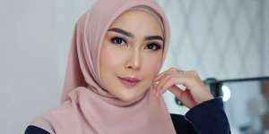 Seperti Jeruk, Cara Fenita Arie Tampil Fresh di Musim Hujan