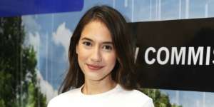 Pose di Atas Ranjang, Pevita Pearce Bikin Riuh