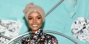 Foto-Foto Model Hijab Halima Aden Ukir Sejarah Fashion AS di 2020