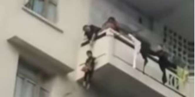 Heboh, Seorang Nenek Terekam 'Gantung' Cucunya di Balkon
